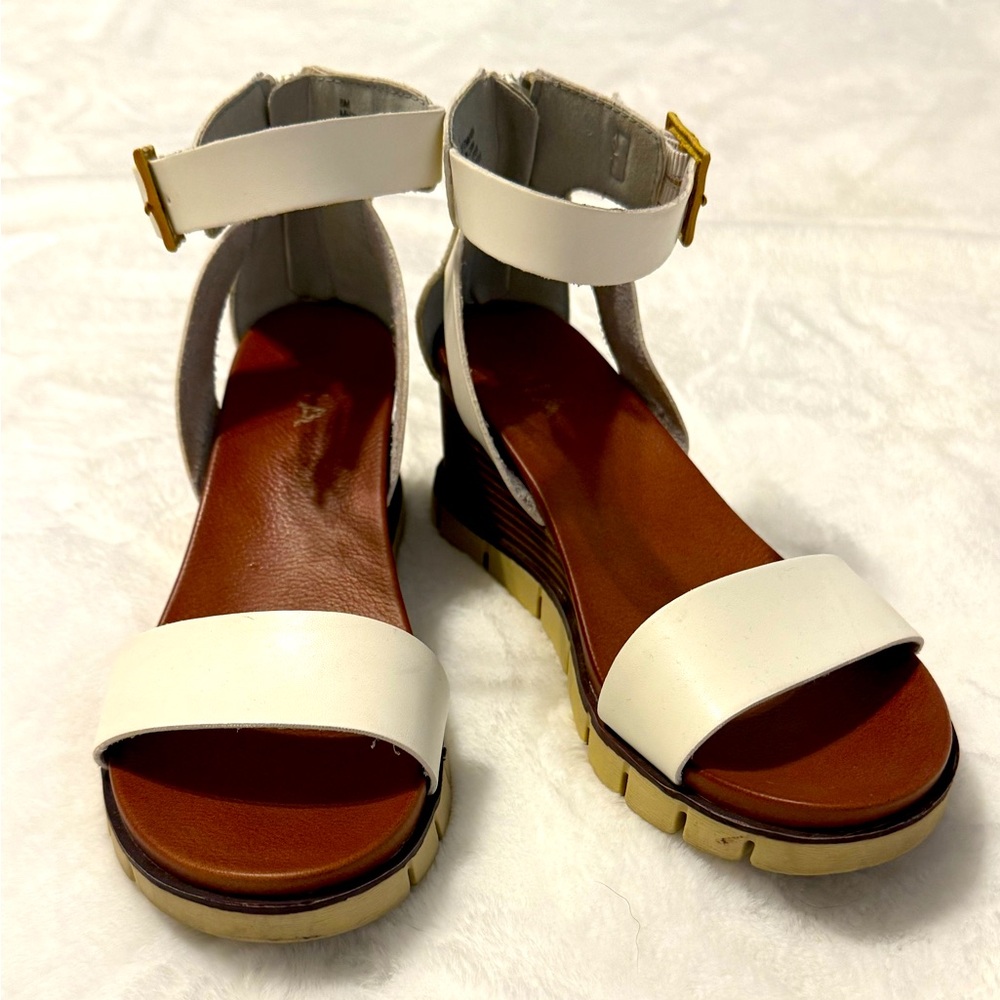 Mia White Women's Wedge Sandals with Zippered Back Closure Size 8
